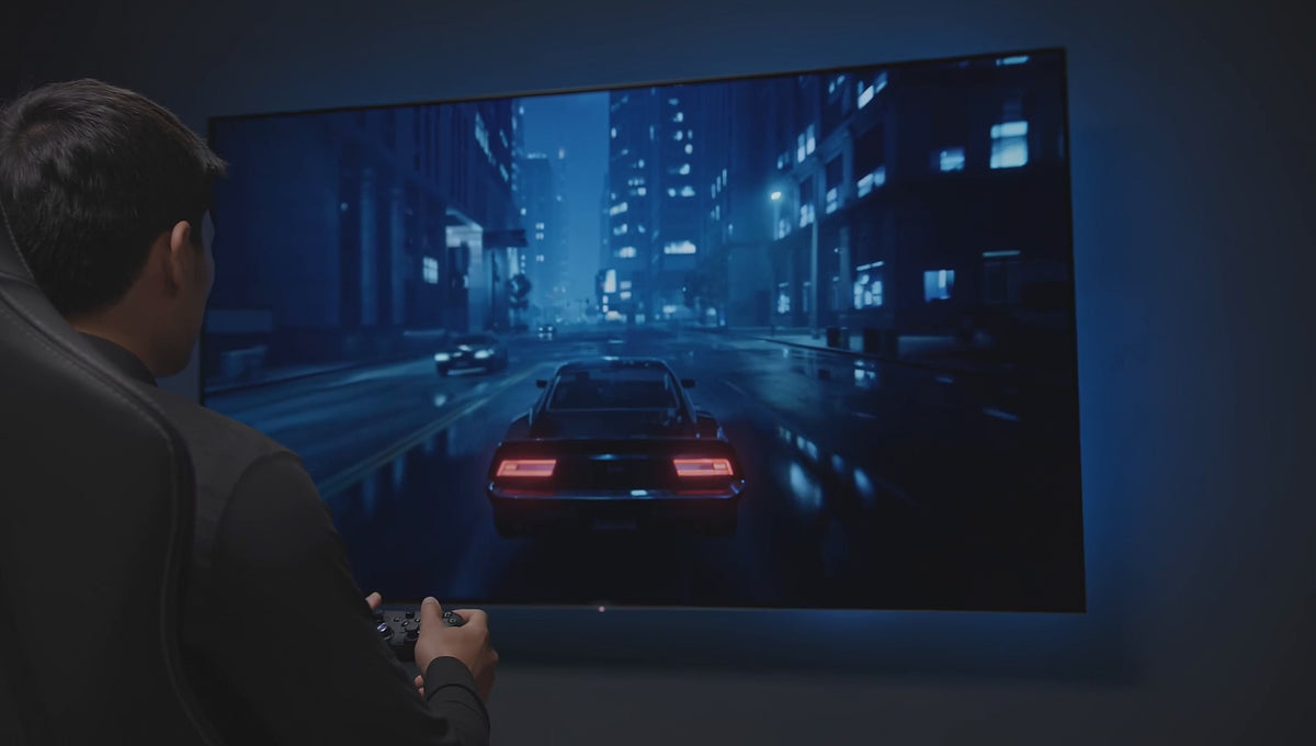 Vidéo : joueur manette en main devant une TV dont le halo LED suit les couleurs du jeu